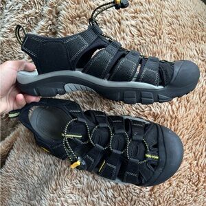 Keen Newport H2 close toed water shoe